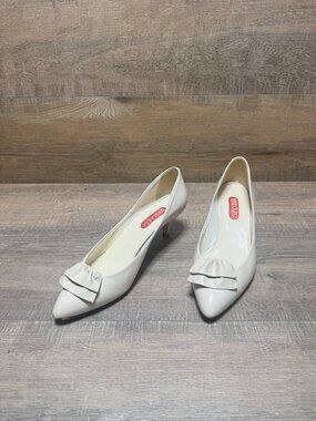 Bandolino Cream Leather Pointed Toe Low Heel Shoe Women's Size 9